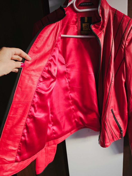 Червено кожено яке