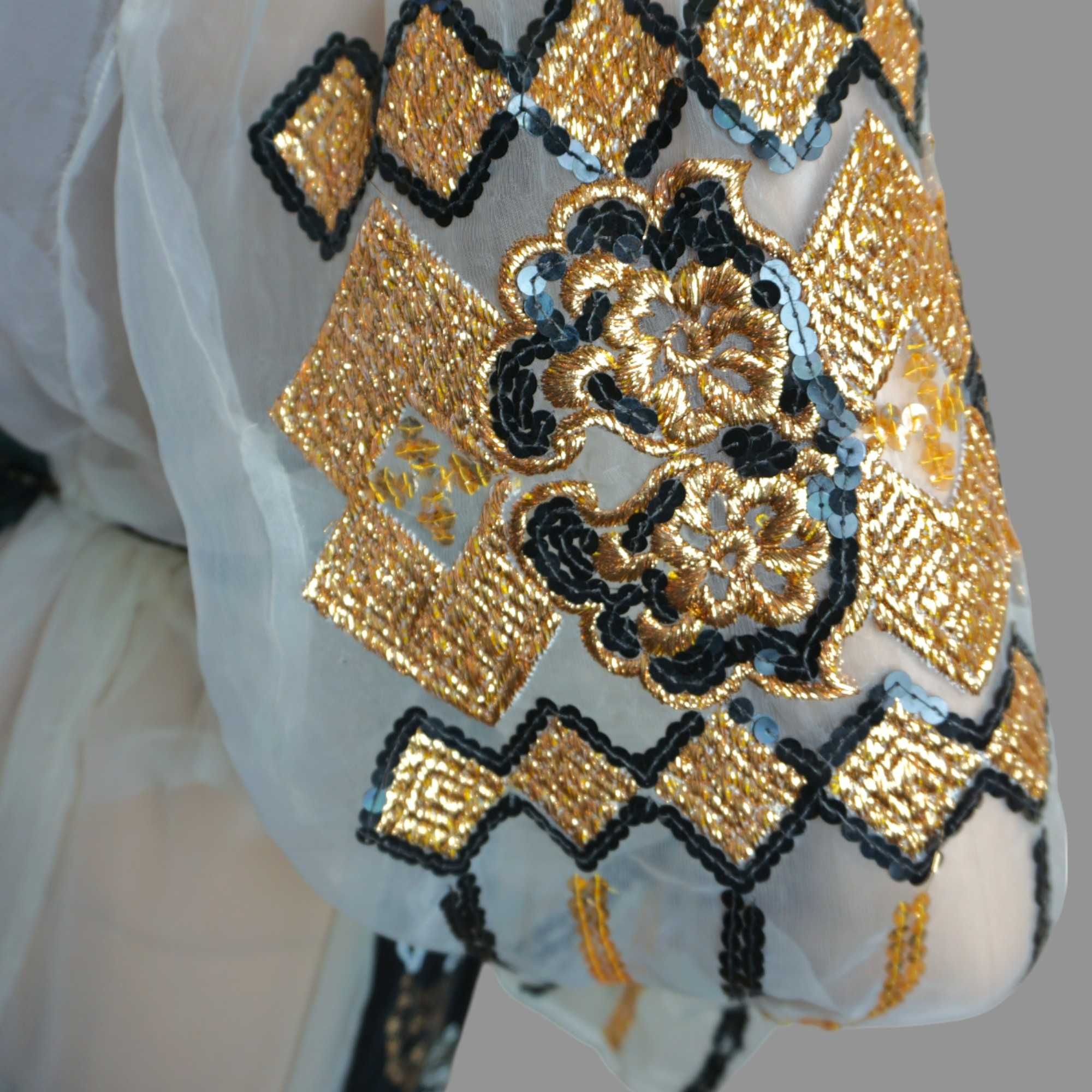 Costum popular vechi din Banat  cusut cu fir de lame auriu 36-38