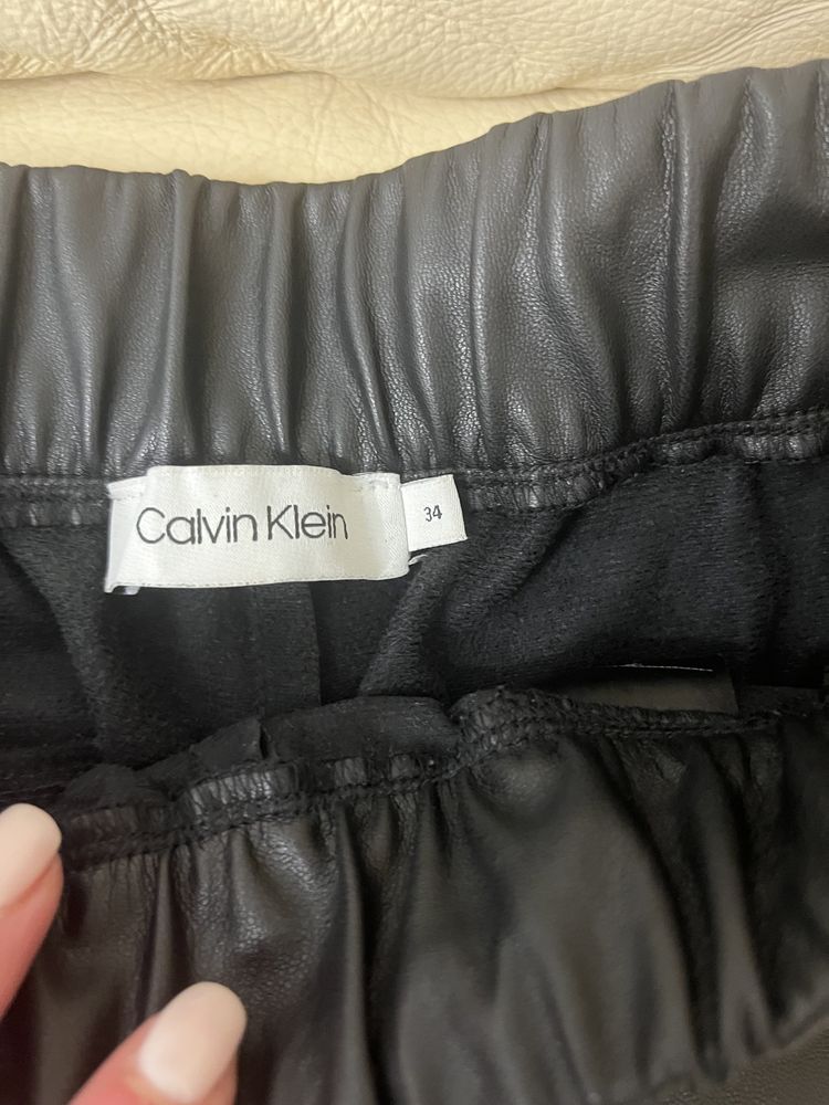 Vand pantlon Calvin Klein pentru femei