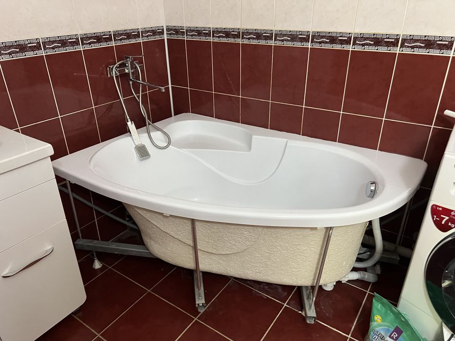 Акриловая угловая ванна