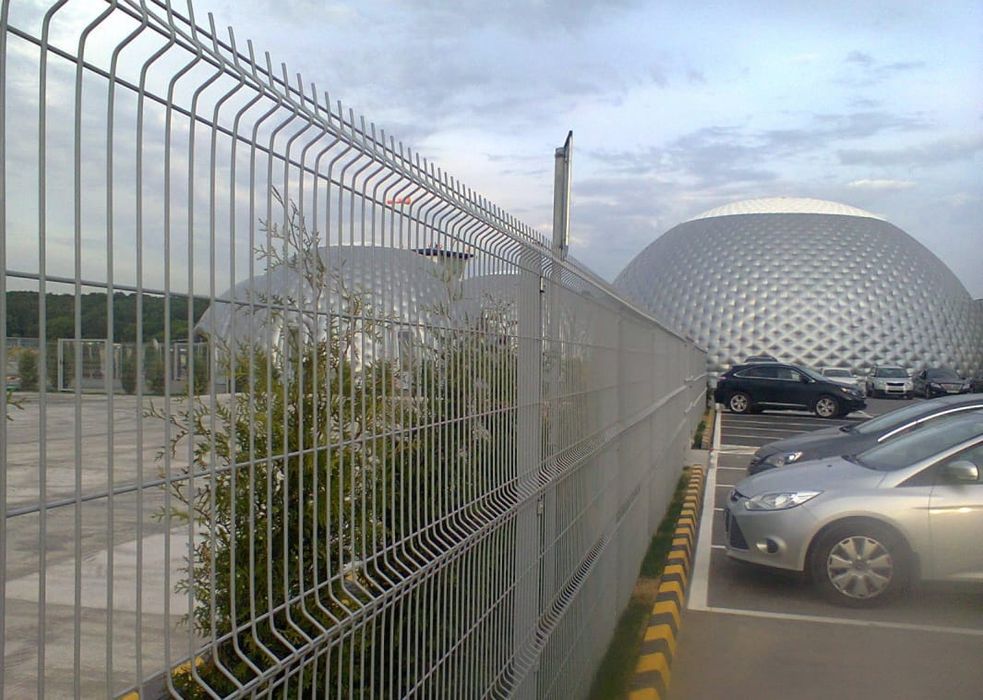 Vand garduri și porți la cererea clientului