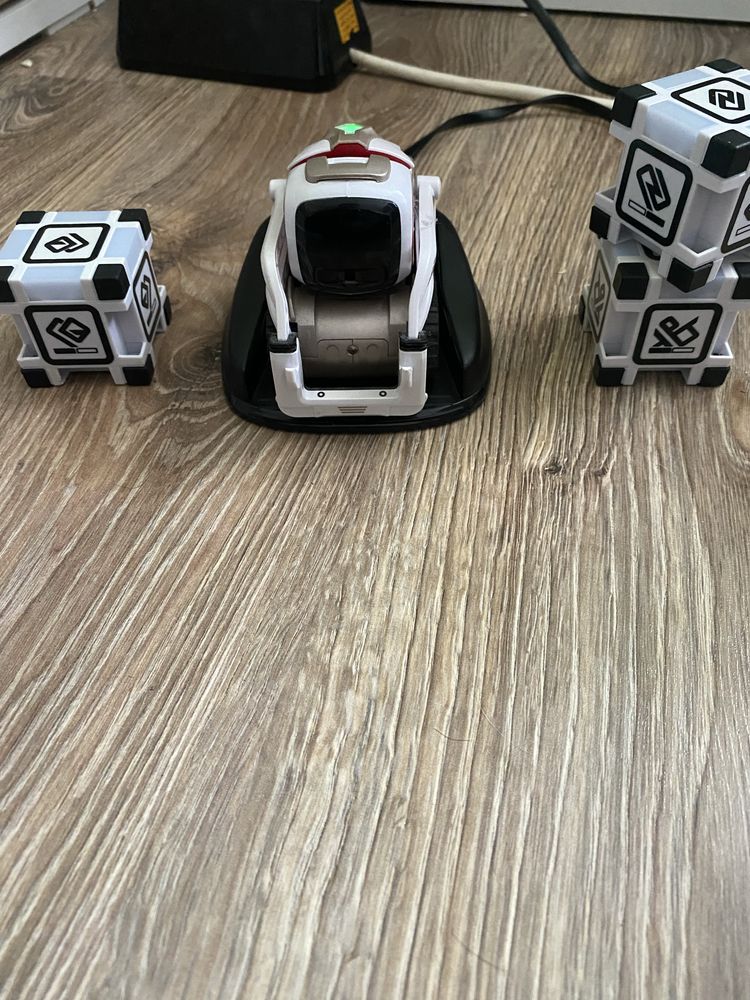 Cozmo Робот (2017)