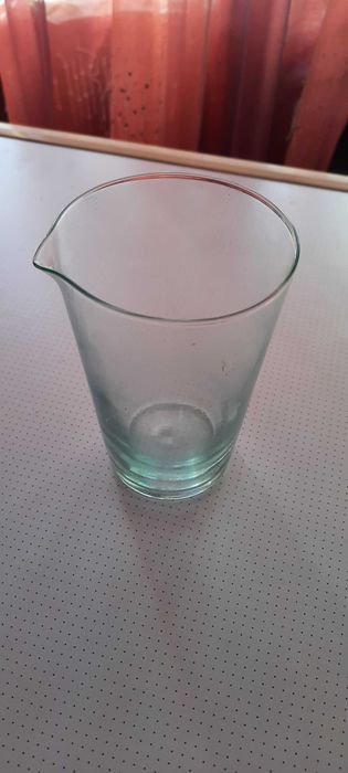 Cтеклянный стакан c жёлобом