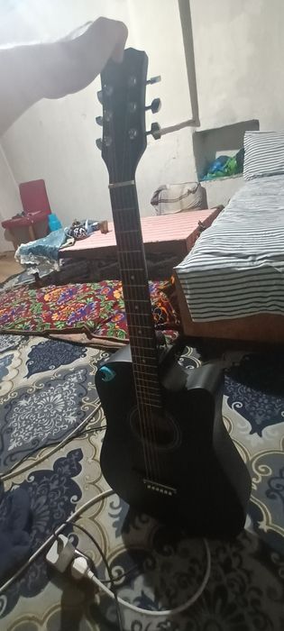 Qora yangi Gitara