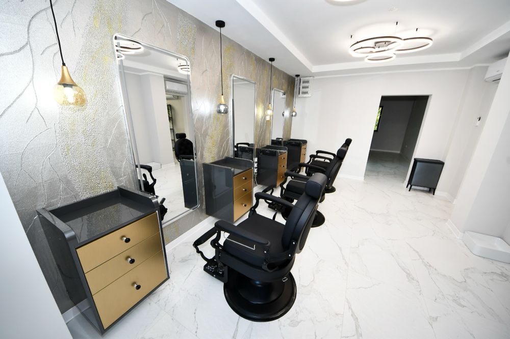 Închiriez post coafor/frizerie