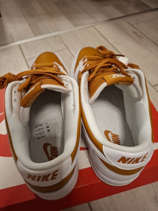Nike Dunk noi cu eticheta