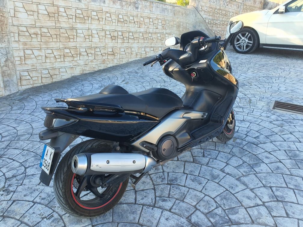 Страхотен Yamaha T max