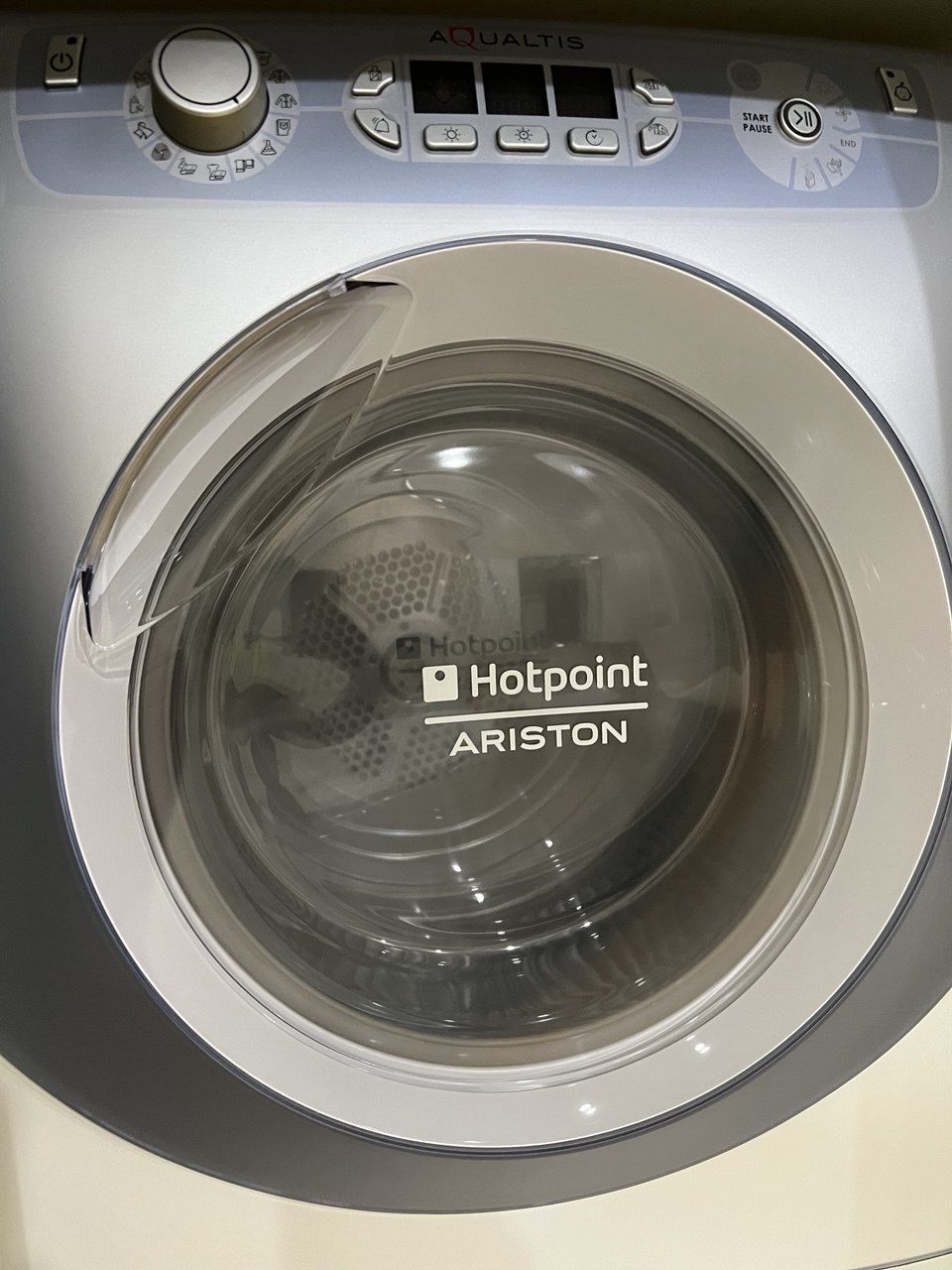 Продаю сушильную машину Ariston Hotpoint Aqualtis. Состояние отличное