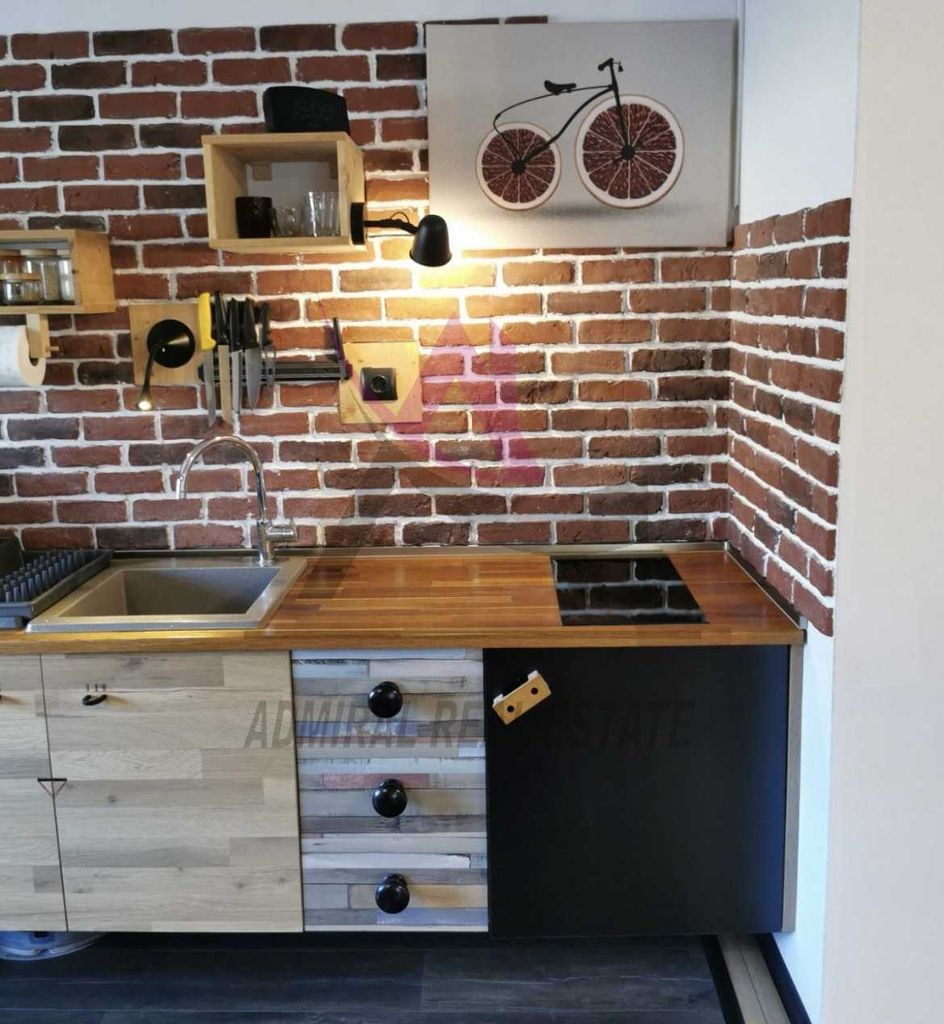 Продава се Тристаен апартамент в Варна, Възраждане 4 - 133 кв.м за 1918 €/кв.м - Снимка #2