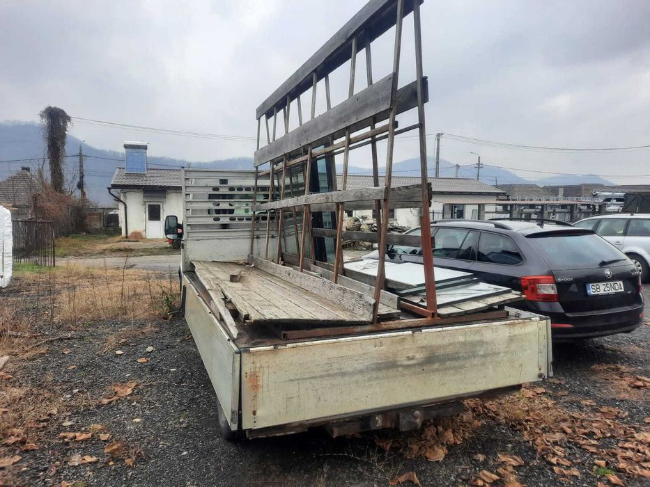 Vand autoutilitara pentru dezmembrare