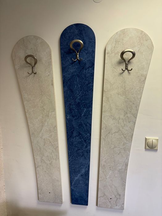 Закачалки за стена