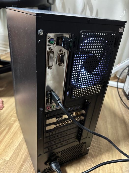 Vând PC PRO Gaming +monitor și accesorii