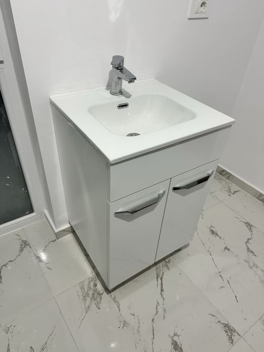 Vand chiuveta noua portelan cu baterie si dulap