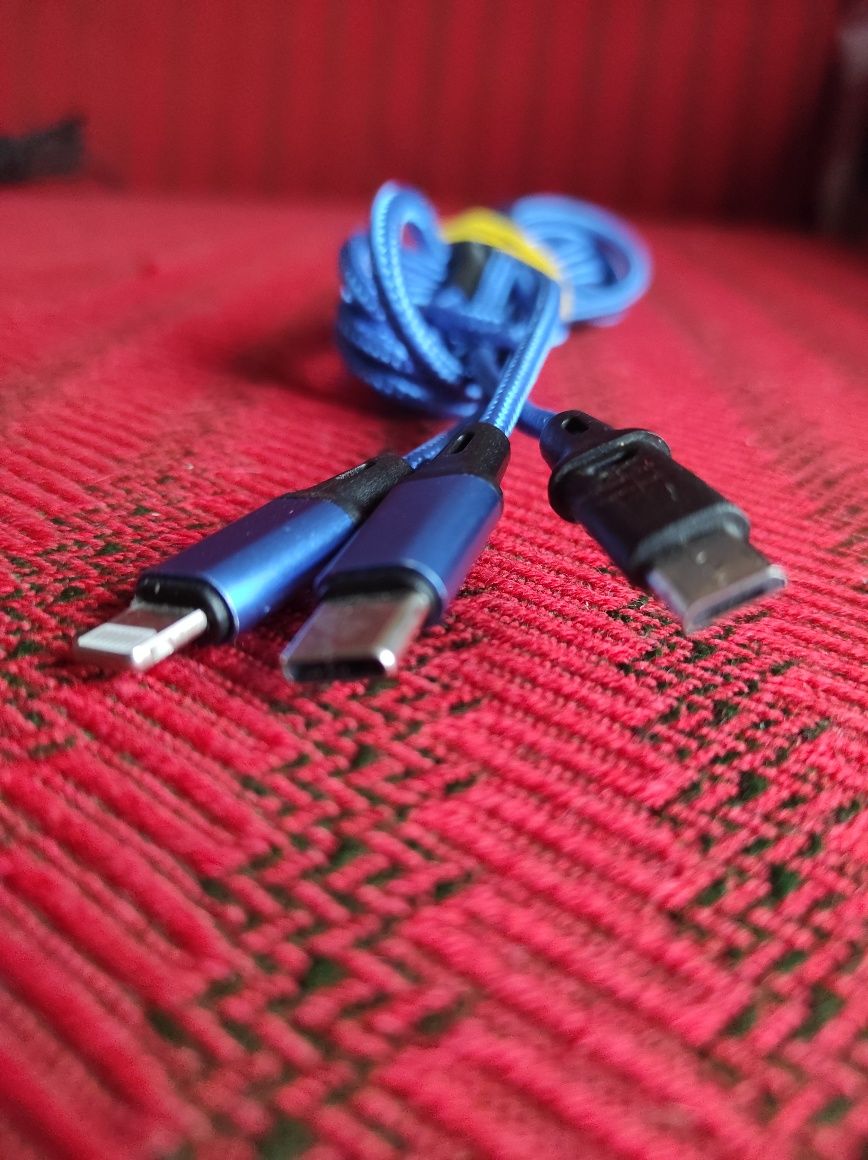 Cablu USB cu trei mufe MiniUSB,  tip C si mufa Iphone.