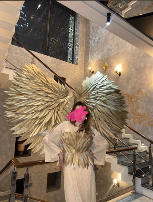 Золотые крылья ангела и корсет