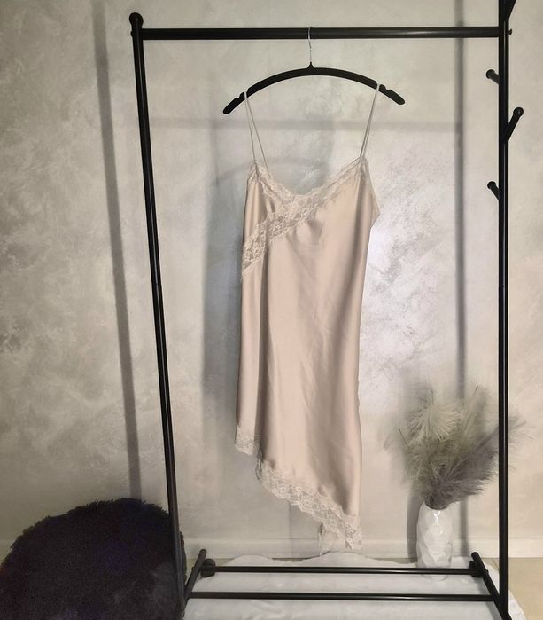Сатенени рокли с дантела must have ZARA