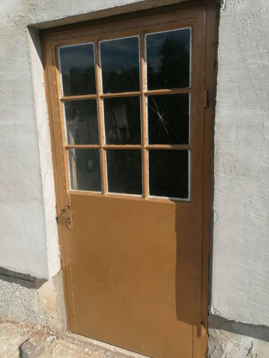 Метална врата от дебела ламарина