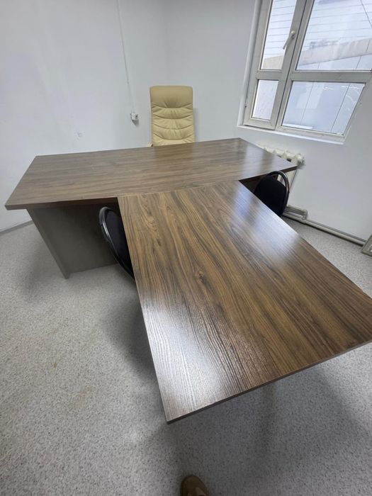 Офисный стол руководителя с тумбой и со шкафом