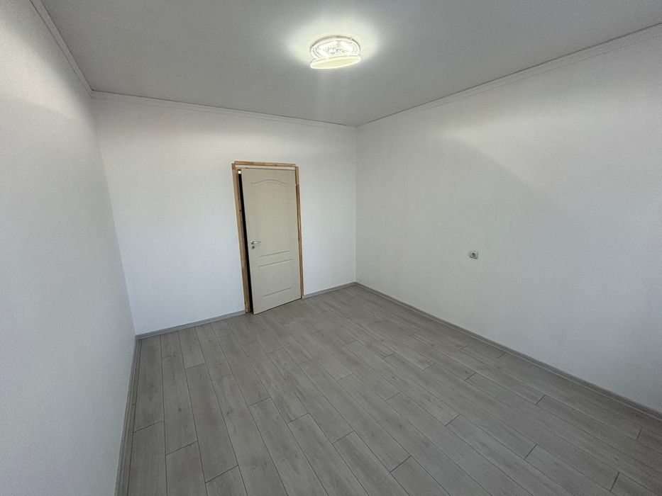 Propietar vând garsoniera la parter.