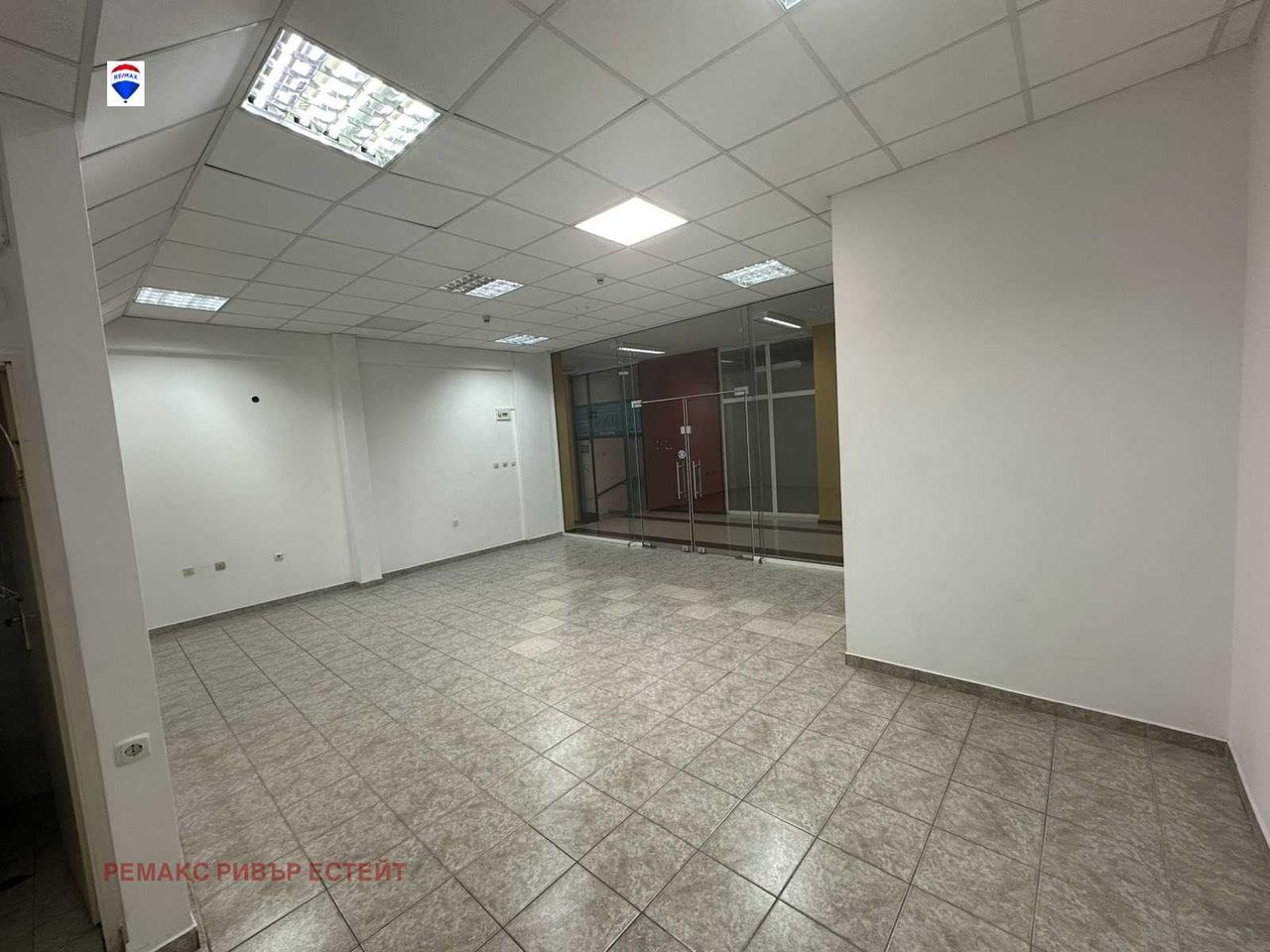 Продава се Офис в Русе, Център - 50 кв.м за 1038 €/кв.м - Снимка #2