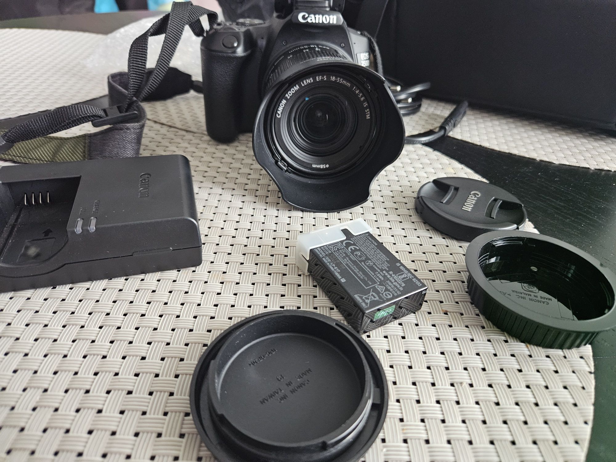 Aparat foto DSLR Canon EOS 250D, 24.1 MP, Wi-Fi, 4K, Negru + Obiectiv