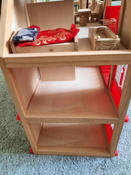 Casuta de lemn cu accesorii