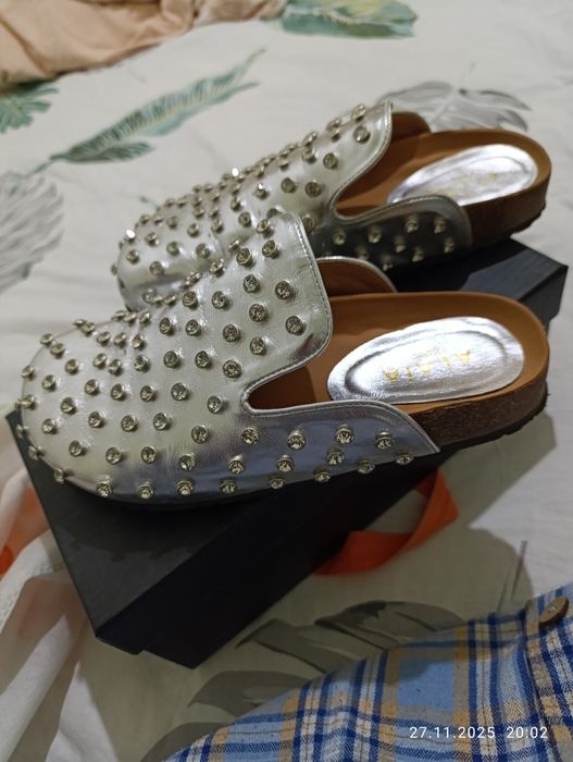 Женский обувь продается