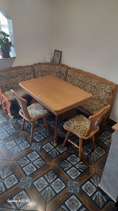 Set colțar cu masă și 2 scaune lemn masiv 800 lei. Negociabil v 750