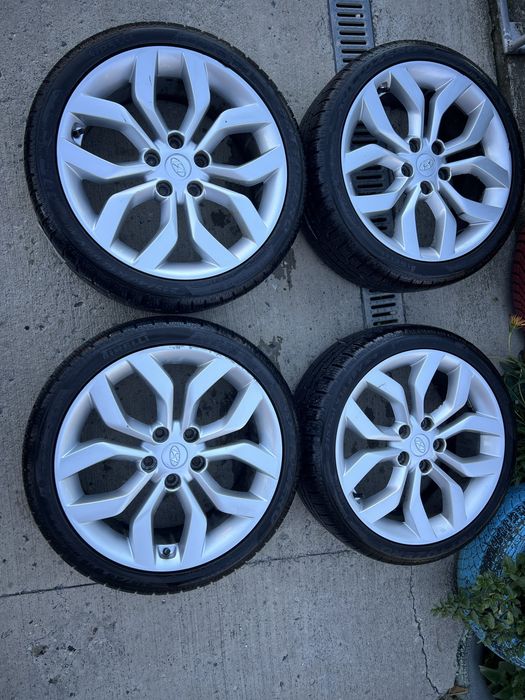Джанти с гуми Hyundai  215/40/18 5x114,3