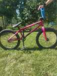 Vând bicicletă BMX. Frânele servisate recent. Anvelope in stare buna.