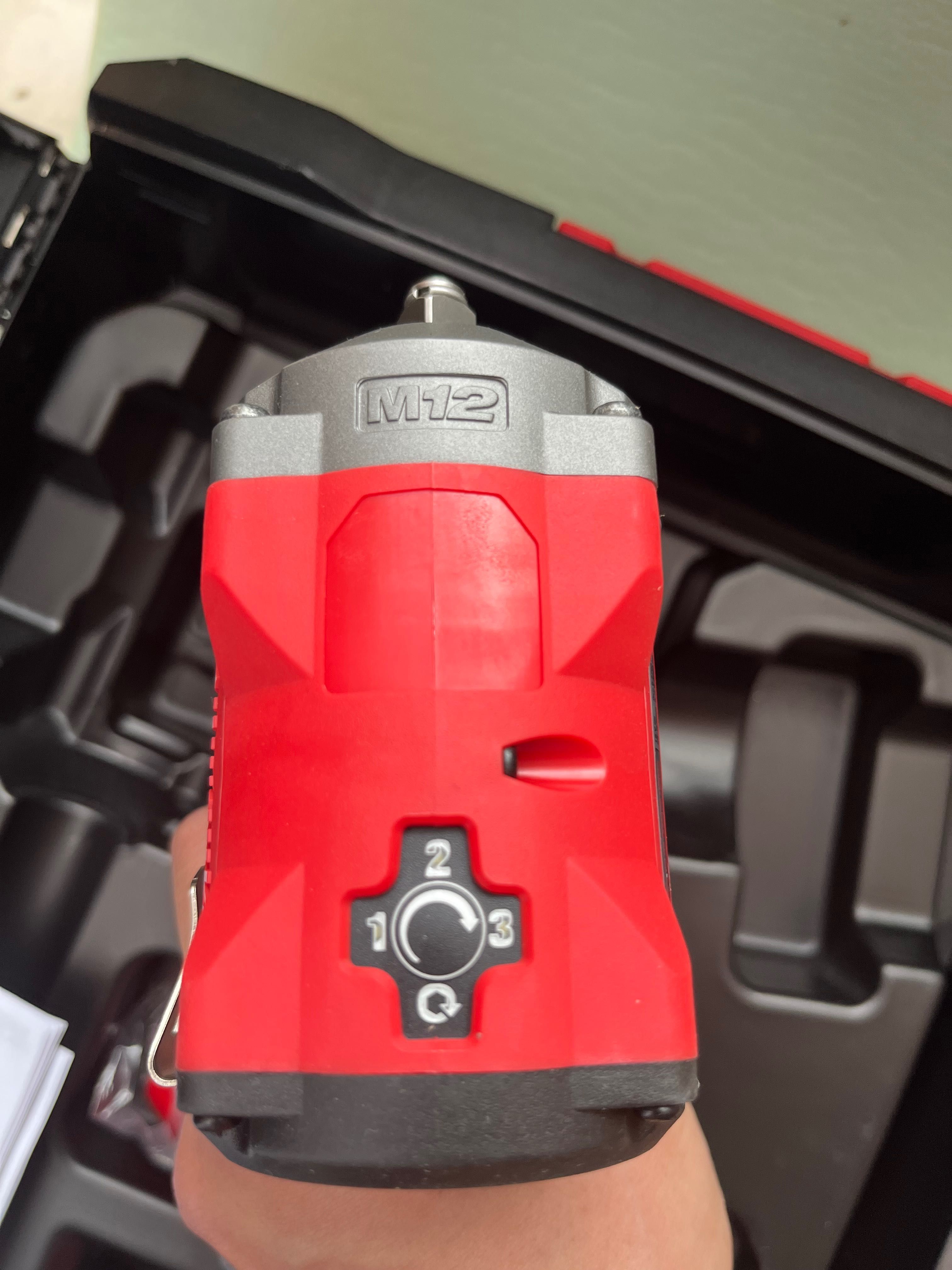 Гайковерт Milwaukee 12V 339Nm M12FIW38 3/8 захват