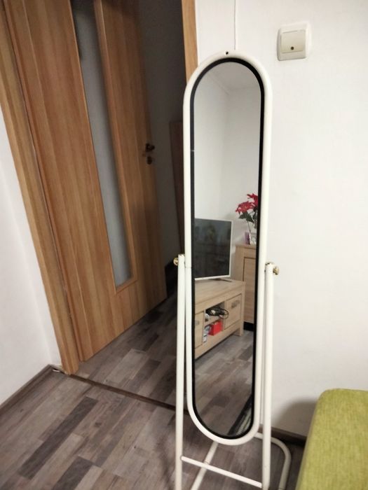 Oglindă 80 lei și comodă 200 lei