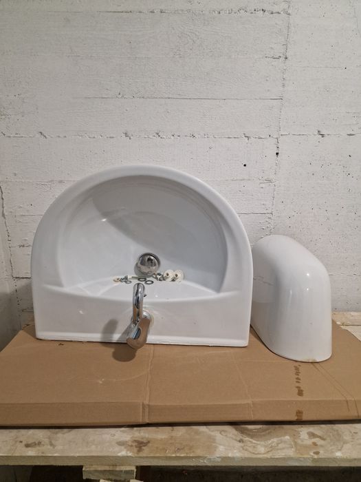 Vand lavoar cu baterie suspendat