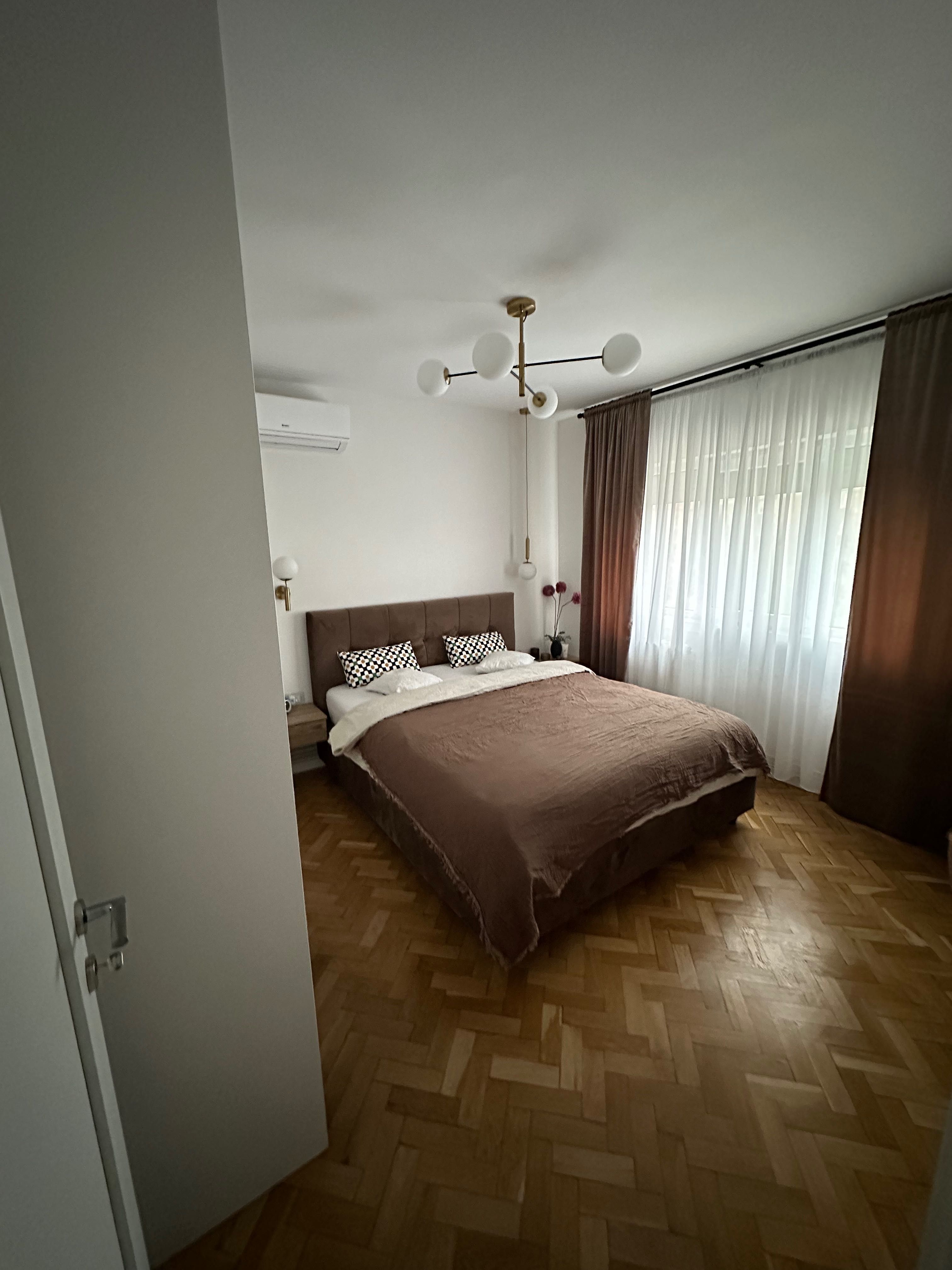 Proprietar- Apartament 3 camere, 2 baii, balcon inchis calea ARADULUI