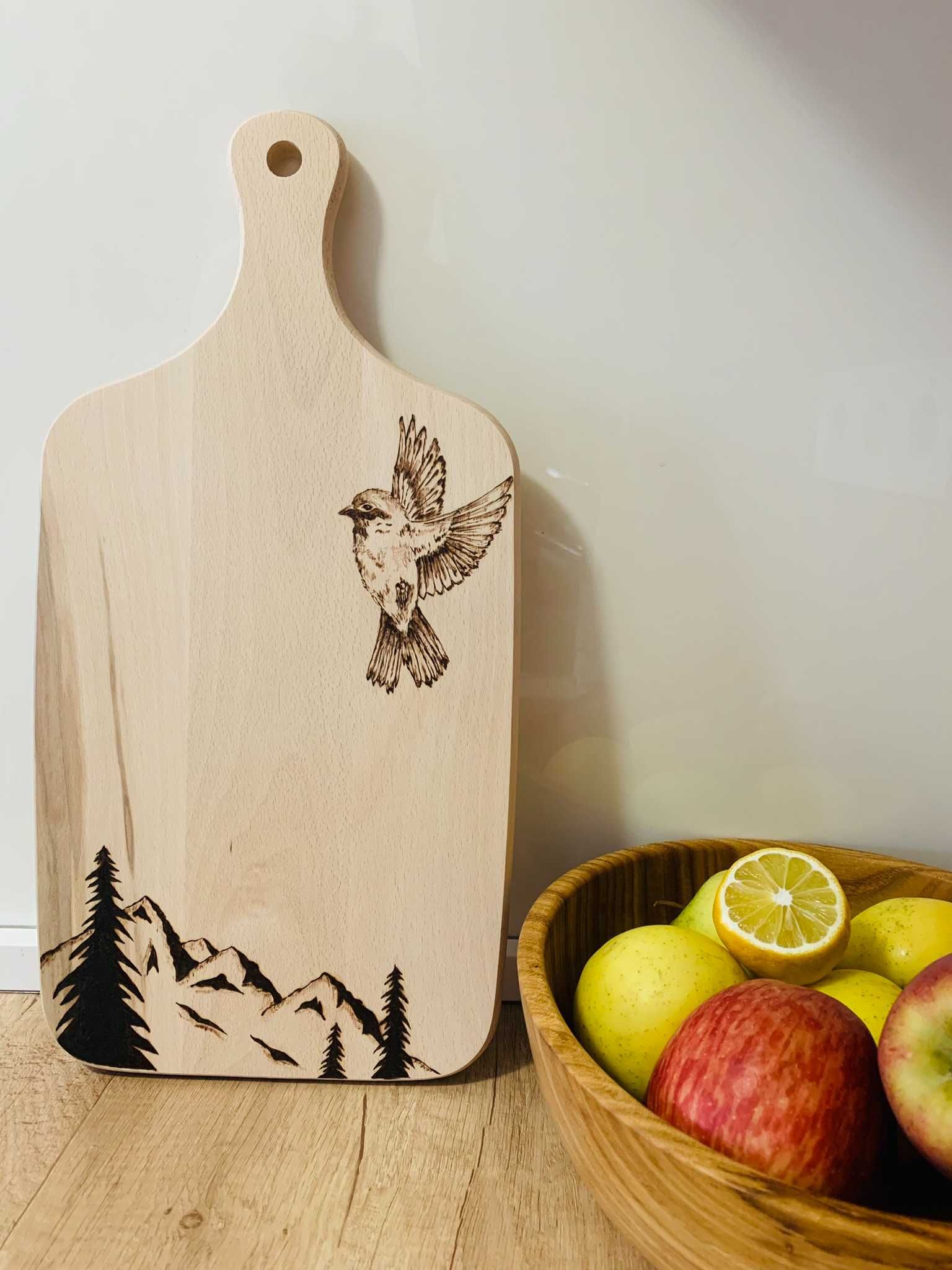 Дървена дъска за разяне и поднос с ръчно направена рисунка