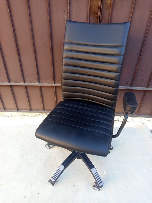 Офисное кресло .