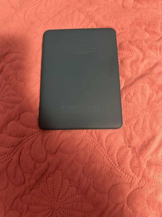 Vând Kindle Paperwhite (Gen. 12) – Stare foarte bună, gata de aventuri