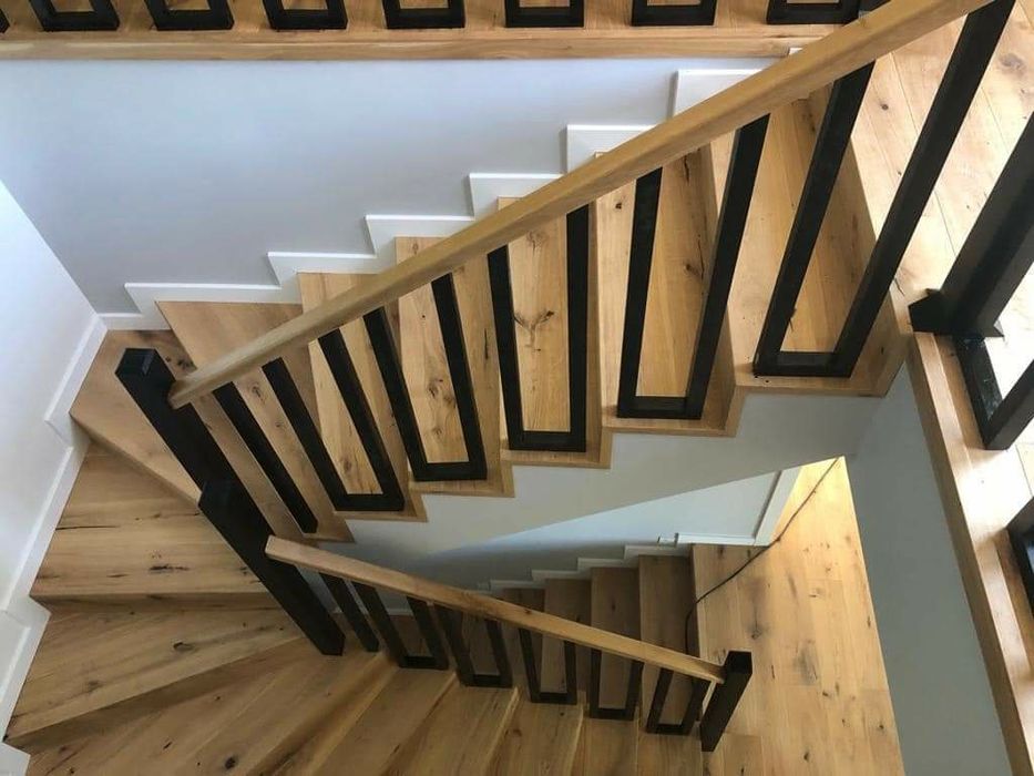 Scari interioare, balustrade, riflaje, plinte, pervaze din lemn masiv