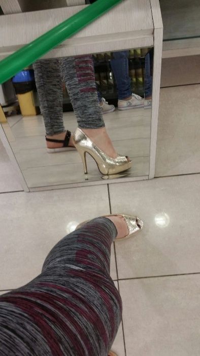 Vand pantofi decupati