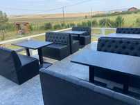 Vand 8 fotolii piele si 4 mese BAR