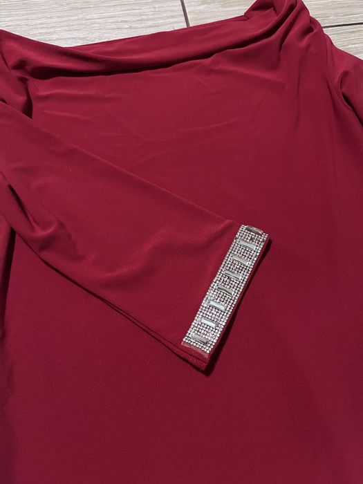 Рокля с камъни по ръкавите