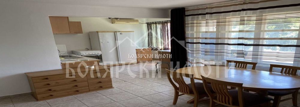 Просторен и уютен тристаен апартамент до Езикова гимназия