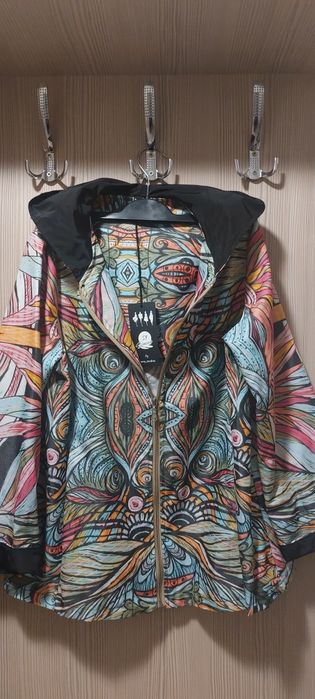 Jacheta cu gluga, noua cu eticheta,deosebita, fabricata in Italia