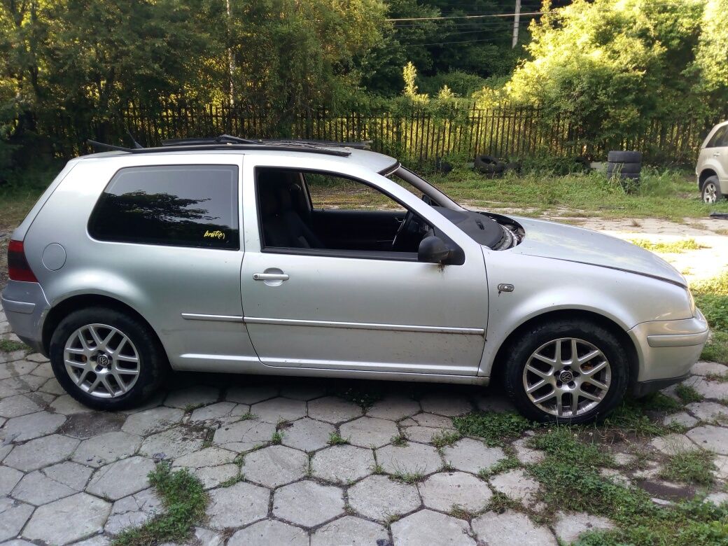 VW Golf 4(1,6/105/AUS)НА ЧАСТИ!