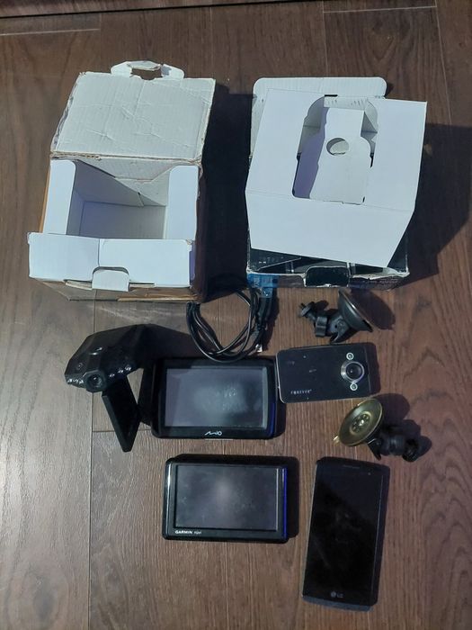 GPS, camera de bord si un telefon mobil