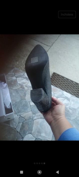 Vând pantofi stiletto