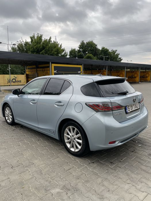 Lexus ct 200h.