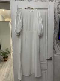 Белое,длинное платье.