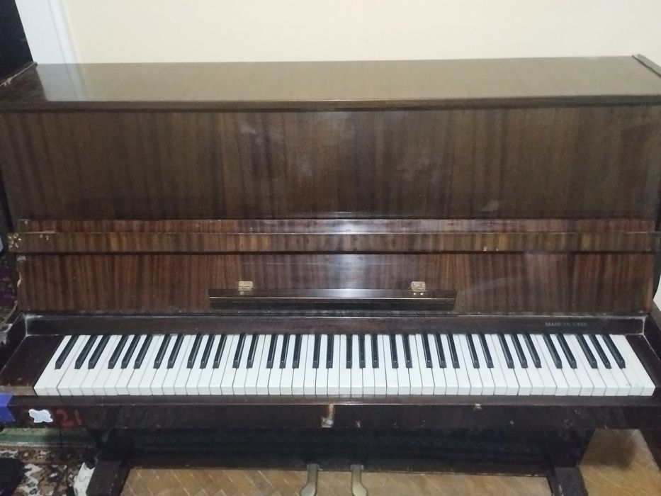 De vânzare pianină cu cadru metalic.