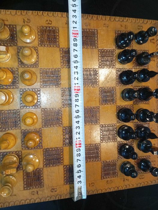 Шах с дървени фигури